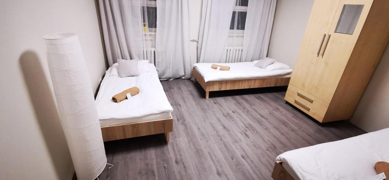 Hostel Powstaniec Wola - Private Rooms Varşovia Exterior foto