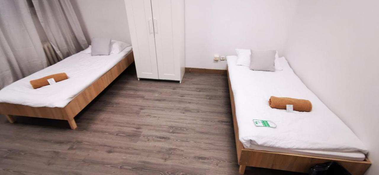 Hostel Powstaniec Wola - Private Rooms Varşovia Exterior foto